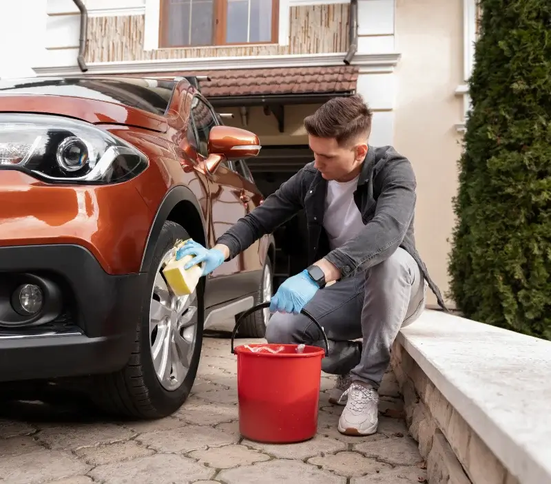 Lavage auto à domicile Valromey-sur-Séran : professionnel intervenant sur un véhicule